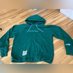 Men’s The North Face hoodie, size large worn only few times.